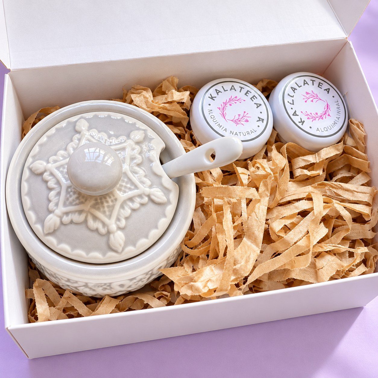 Detalle de un pack Kalatea con blends y accesorios de cerámica